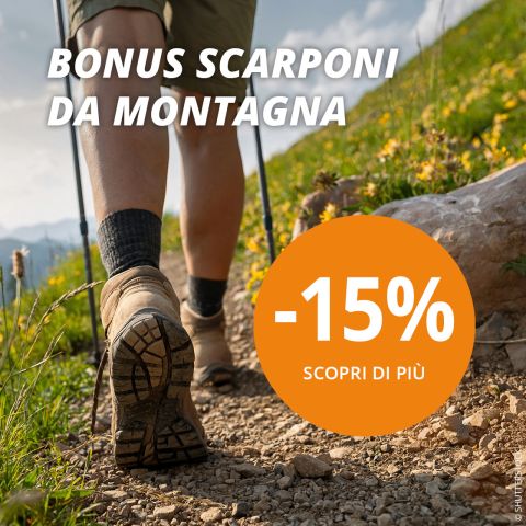Una persona che fa trekking su un sentiero di montagna roccioso con uno zaino e degli scarponi. Il testo recita "BONUS SCARPONI" e in primo piano c'è un cerchio arancione con "-15% SCOPRI DI PIÙ". Sullo sfondo si vedono cime di montagne innevate.
