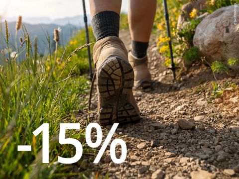 Sfondo arancione con grande testo bianco che recita: "-15% BONUS SCARPONI*", che indica un bonus sconto del 15% su Scarponi (stivali).