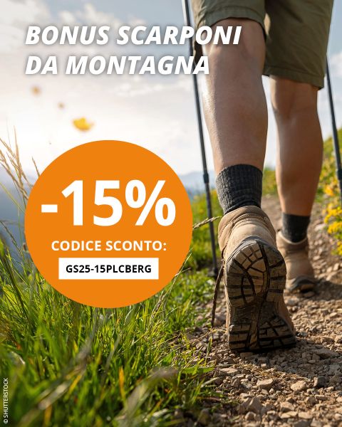 Una donna con uno zaino sta salendo un pendio montuoso roccioso. Il testo sull'immagine offre uno sconto del 15% sugli stivali con il codice GS25-15PLCBERG. Lo sfondo mostra cielo azzurro e nuvole.