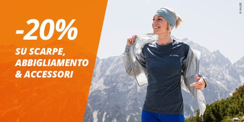 Donna sorridente in abbigliamento sportivo in piedi davanti alle montagne; il testo offre uno sconto del 20% su scarpe, abbigliamento e accessori su sfondo arancione.