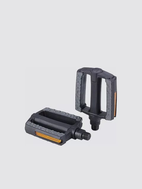 Due pedali per bicicletta neri con impugnatura strutturata e strisce riflettenti arancioni su sfondo grigio chiaro a tinta unita.