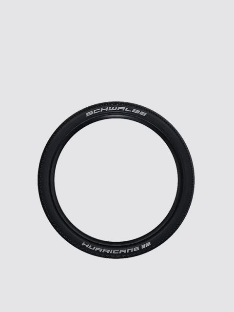 Uno pneumatico da bicicletta Schwalbe Hurricane nero con scritte bianche su uno sfondo semplice grigio chiaro.