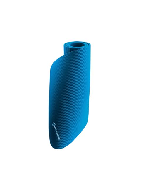 Un tappetino da yoga o da allenamento blu arrotolato con superficie strutturata, in piedi verticalmente su uno sfondo bianco.