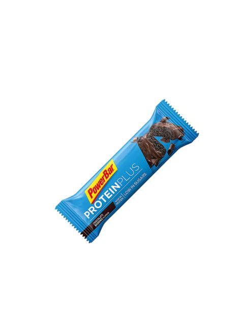 Barretta proteica PowerBar ProteinPlus al gusto di cioccolato in una confezione blu su sfondo bianco.