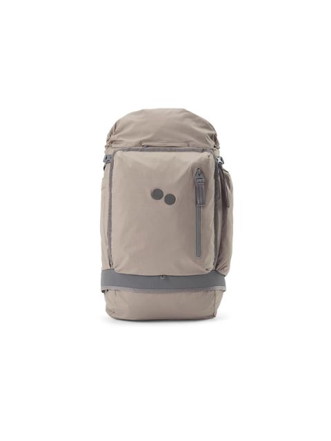 Zaino grigio chiaro con una tasca con cerniera sul davanti, due punti logo circolari scuri e scomparti laterali e inferiori aggiuntivi, raffigurato su sfondo bianco.