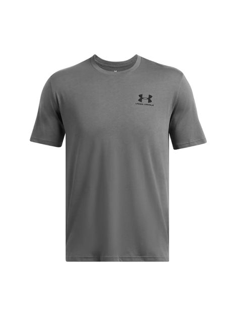 T-shirt grigia a maniche corte di Under Armour con un piccolo logo nero e il marchio sul petto sinistro su sfondo bianco.