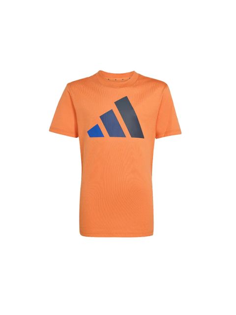 T-shirt arancione a maniche corte con un grande logo Adidas blu e nero sul davanti, raffigurato su uno sfondo bianco semplice.
