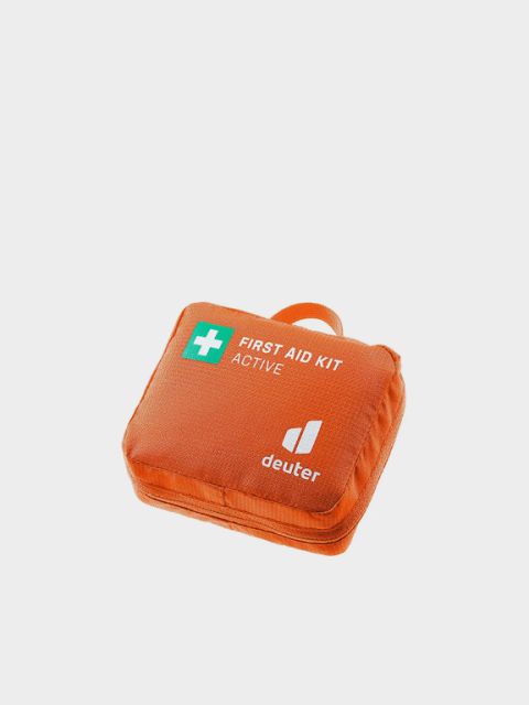 Kit di pronto soccorso aperto con bende, forbici e materiale medico in una borsa rossa e nera. In alto, in grassetto bianco, c'è scritto "KIT DI PRONTO SOCCORSO".