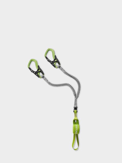 Attrezzatura da arrampicata argentata e verde con due moschettoni e fasce elastiche su sfondo bianco. La scritta "ARRAMPICATA & VIE FERRATE" in alto suggerisce l'arrampicata e le vie ferrate.