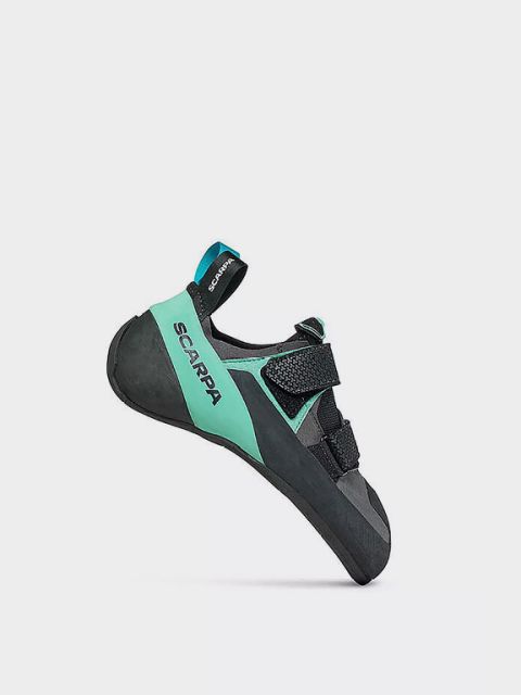 Scarpetta da arrampicata arancione e nera con chiusura a velcro e suola strutturata. La scritta "SCARPETTE DA ARRAMPICATA" è in grassetto bianco nell'angolo in alto a sinistra. Lo sfondo è bianco semplice.