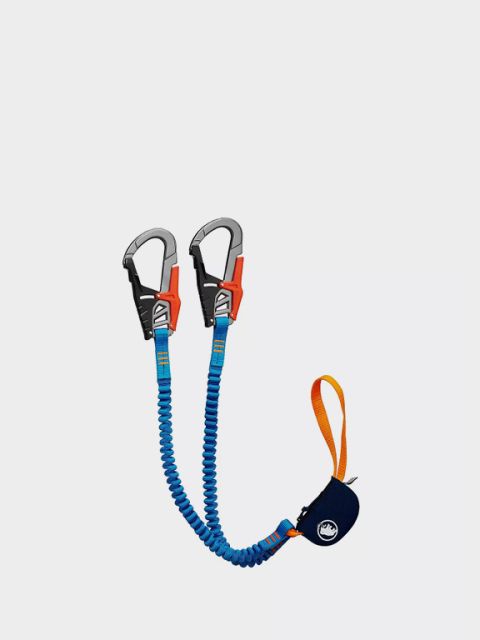 Su uno sfondo semplice è raffigurato un set da ferrata con due moschettoni arancioni e neri, corde elastiche e una sacca di sicurezza. In alto a sinistra si legge il testo "Set da ferrata".