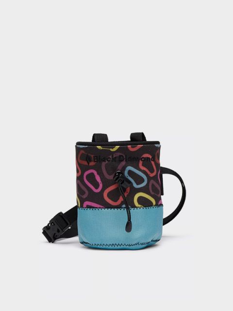 Colorato sacchetto portamagnesite da arrampicata con design geometrico in rosso, blu e nero. Ha un cordoncino giallo e si trova su uno sfondo bianco. In alto a sinistra c'è il testo "ACCESSORI PER L'ARRAMPICATA".