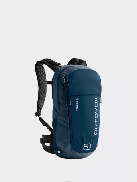 Zaino Ortovox blu con la scritta "Zaini" sopra. Dotato di diverse cerniere, cinghie regolabili e dettagli arancioni sui cursori delle cerniere e sulle clip. Il marchio è stampato verticalmente in bianco.