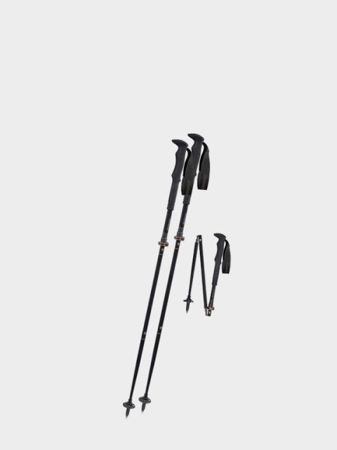 Su uno sfondo grigio chiaro sono raffigurati tre bastoncini da trekking neri. In alto a sinistra si legge "BASTONCINI DA TREKKING" in grassetto bianco.