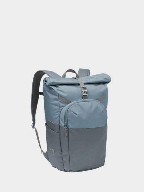 Uno zaino da trekking marrone-blu con due scomparti con cerniera e spallacci regolabili su uno sfondo grigio chiaro. Nell'angolo in alto a sinistra, in bianco, c'è il testo "Zaini da giorno".