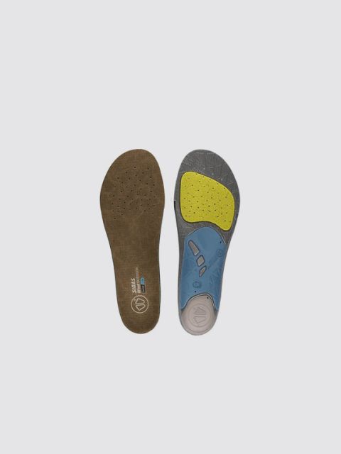 Sono mostrate due solette. Quella a sinistra è semplicemente beige, quella a destra ha un design strutturato con accenti neri e rossi. Sopra c'è la scritta "Cura & Solette" su uno sfondo grigio chiaro.