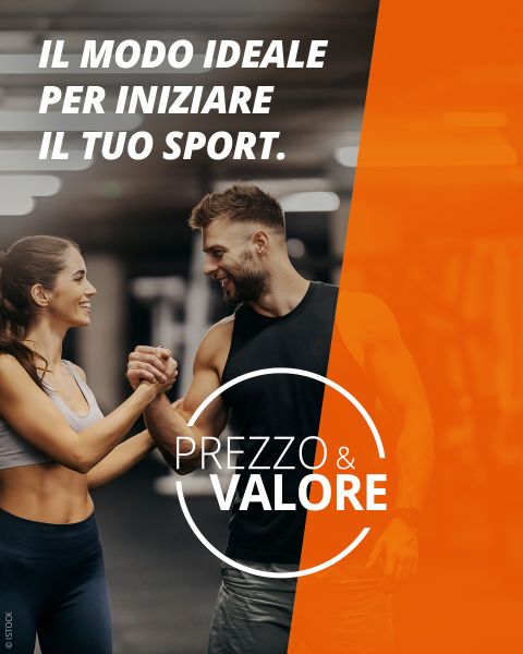 Un uomo sorridente e una donna sorridente in abbigliamento sportivo si stringono la mano. Il testo italiano promuove il modo ideale per iniziare a fare sport: "Prezzo & Valore.