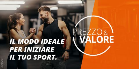 Due persone in abbigliamento sportivo sorridono e si stringono la mano in una palestra. Il testo recita: "Il modo ideal per iniziare il tuo sport. Prezzo & Valore.