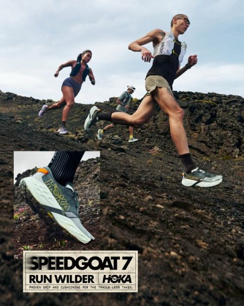 Tre trail runner in abbigliamento sportivo corrono in salita su un terreno roccioso; al centro un primo piano di una scarpa Hoka Speedgoat 7. Il testo recita "Speedgoat 7: Run Wilder.
