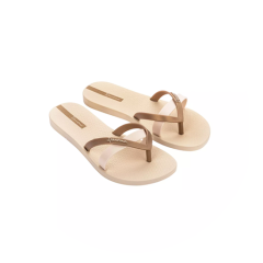 Un paio di infradito beige con cinturini marroni e rosa chiaro su uno sfondo bianco circolare.