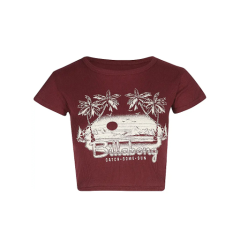 Top corto marrone castagna con grafica bianca di palma, sole e tavola da surf e la scritta "Billabong Catch Some Sun" sul davanti.