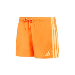 Pantaloncini sportivi arancioni brillanti con coulisse in vita, logo Adidas bianco e tre strisce bianche sul lato, disposti su sfondo bianco.