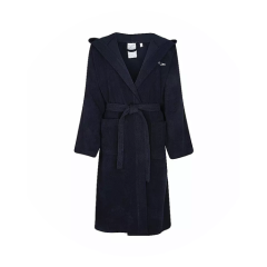 Un accappatoio blu navy con cappuccio, una cintura e due tasche sul davanti su uno sfondo bianco a tinta unita.