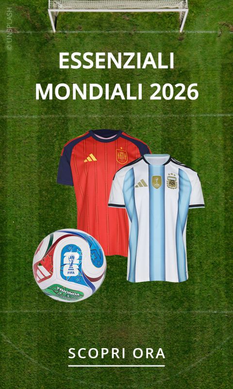 Due maglie da calcio, un pallone e una porta su un prato verde con le scritte: „Essenziali Mondiali 2026“ e „Scopri Ora“.