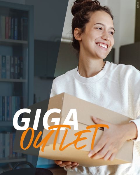 Persona sorridente che tiene in mano una scatola, su cui sono scritte le parole "Giga Outlet" in lettere bianche e arancioni in grassetto.