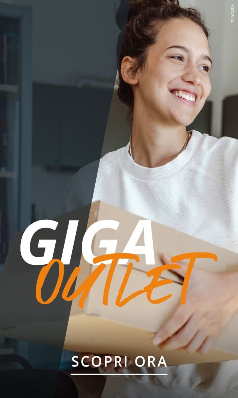 Donna sorridente che tiene in mano un cartone, con il testo "GIGA OUTLET" e "SCOPRI ORA" sull'immagine.