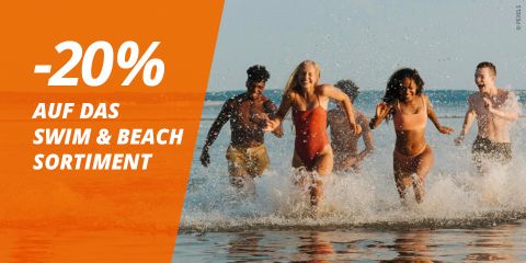 Cinque persone in costume da bagno camminano sorridendo nell'acqua bassa dell'oceano. Il testo offre il 20% di sconto sull'assortimento da bagno e da spiaggia in tedesco su uno sfondo arancione.