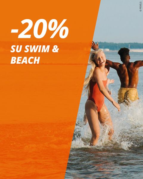 Due persone corrono felicemente nell'acqua bassa sulla spiaggia; su un overlay arancione è pubblicizzato uno sconto del -20% su prodotti da bagno e da spiaggia.