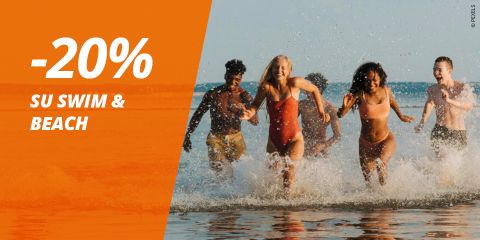 Un gruppo di giovani adulti in costume da bagno cammina tra le onde dell'oceano, accanto a uno striscione arancione che offre il 20% di sconto su articoli da bagno e da spiaggia.
