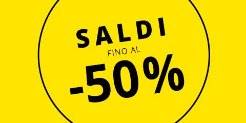 Sfondo giallo con testo nero: „SALDI FINO AL -50 %“. Il testo si trova all'interno di un cerchio nero e pubblicizza una vendita con sconti fino al 50%.