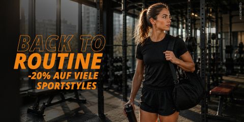 Una donna in abbigliamento sportivo nero tiene in mano una borsa sportiva e una bottiglia d'acqua in una palestra; il testo pubblicizza uno sconto del 20% su numerosi articoli sportivi.