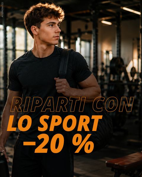 Un giovane uomo in una palestra, che tiene in mano una borsa sportiva, con una vistosa scritta italiana: „RIPARTI CON LO SPORT -20 %“.