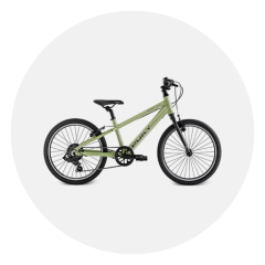 Mountain bike giovanile verde chiaro con sella, manubrio e pneumatici neri, raffigurata di profilo su uno sfondo bianco semplice.