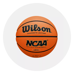 Un pallone da basket Wilson NCAA arancione con scritte e linee nere, centrato su uno sfondo bianco semplice.