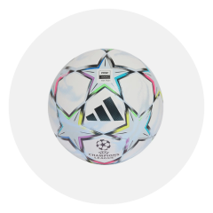 Pallone da calcio Adidas bianco della UEFA Champions League con motivi a stelle colorate e il logo FIFA, raffigurato su uno sfondo bianco semplice.