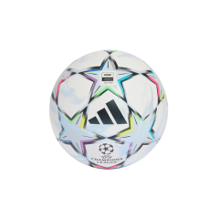 Un pallone da calcio Adidas bianco con motivi a stelle colorate e il logo della UEFA Champions League su uno sfondo bianco a tinta unita.