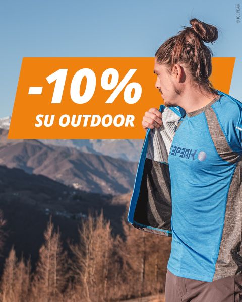 Un uomo in abbigliamento sportivo blu all'aperto davanti a un panorama montano, accanto alla scritta "-20% SU OUTDOOR" su un banner arancione.