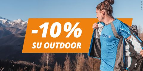 Uomo in abbigliamento sportivo all'aperto davanti a un paesaggio montano, accanto il testo: "-20% SU OUTDOOR" su sfondo arancione.