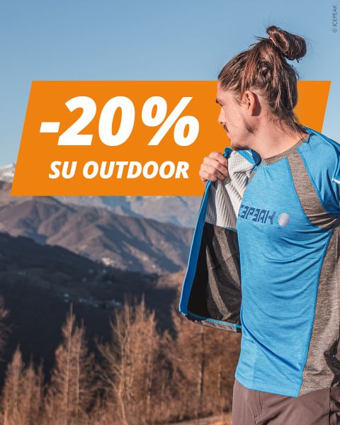 Un uomo in abbigliamento sportivo blu all'aperto davanti a un panorama montano, accanto alla scritta "-20% SU OUTDOOR" su un banner arancione.