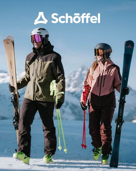 Due persone con abbigliamento da outdoor camminano su una collina erbosa con montagne e nuvole sullo sfondo. Sopra di loro c'è il logo Schöffel, sotto una linea ondulata verde decorativa.