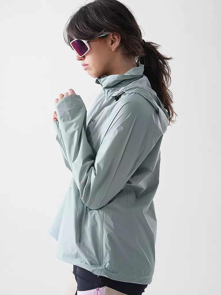 LÖFFLER | Giacca da ciclismo da donna WPM Pocked CF con cappuccio |